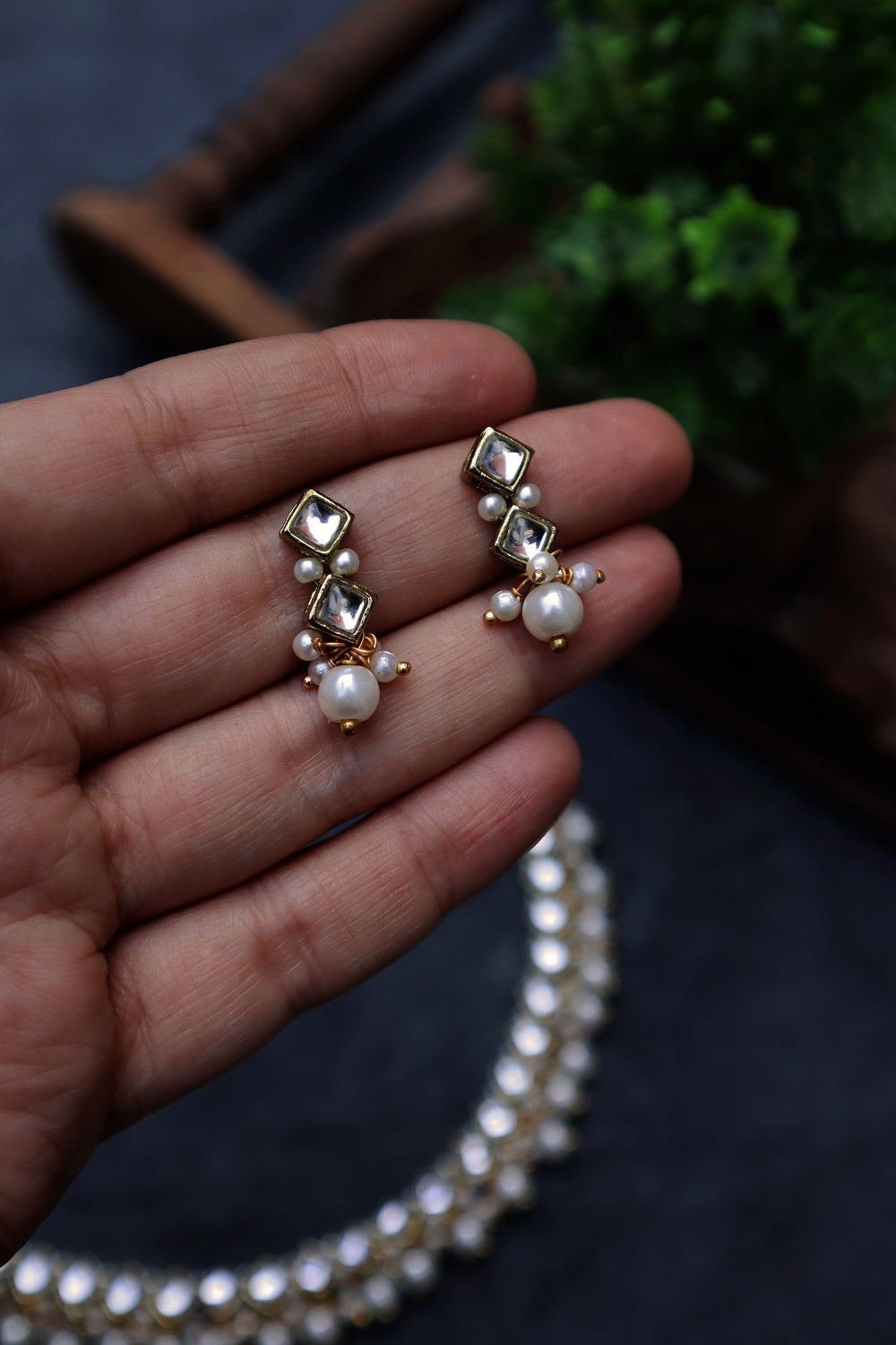 Square Kundan and Dangling Pearls Linear Choker