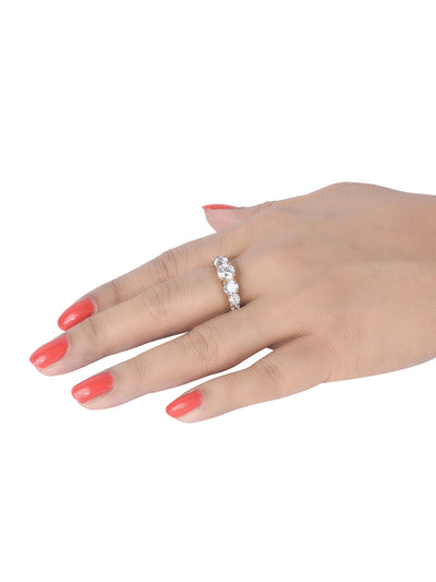 Graded round solitaire diamond band